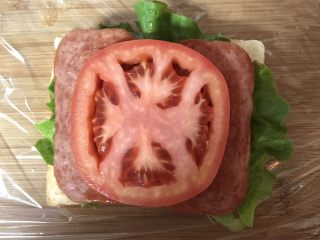 11、豪华三明治,放上番茄片