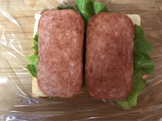 9、豪华三明治,放上煎好的火腿片