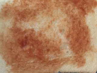 15、豪华三明治,另一片吐司片上均匀地涂上番茄酱