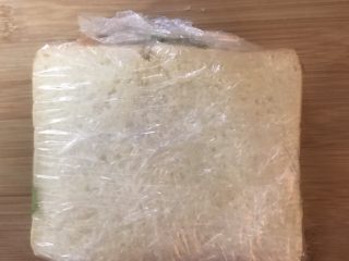17、豪华三明治,用保鲜膜包好（包得紧一点）