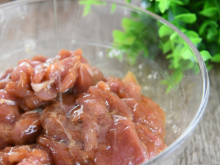 4、麻辣与热烫的刺激，征服你的味蕾，水煮肉片,倒入10g油，腌制10分钟，使肉质更嫩滑