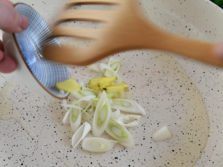 5、麻辣与热烫的刺激，征服你的味蕾，水煮肉片,热锅冷油，爆香葱姜