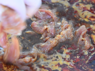 11、麻辣与热烫的刺激，征服你的味蕾，水煮肉片,大火烧开后，转小火，放入肉片