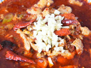 14、麻辣与热烫的刺激，征服你的味蕾，水煮肉片,放入5g干辣椒、10g蒜末、3g白芝麻