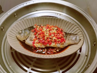 12、剁椒鲫鱼,放入蒸锅 水开后蒸制10分钟