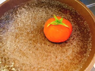 2、番茄鸡蛋火腿卷,水煮沸腾后放入番茄烫2分钟