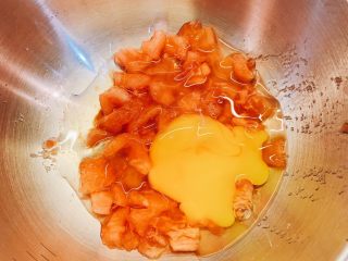 6、番茄鸡蛋火腿卷,番茄放入碗中、敲入一个鸡蛋