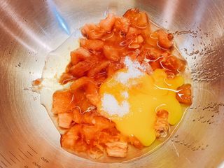 7、番茄鸡蛋火腿卷,放入一勺盐