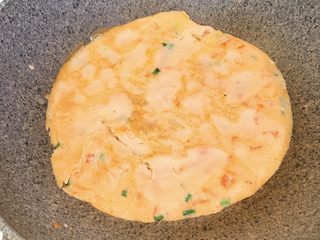 12、番茄鸡蛋火腿卷,煎至双面金黄