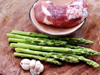 1、芦笋炒肉,准备好材料:芦笋、瘦肉、大蒜。