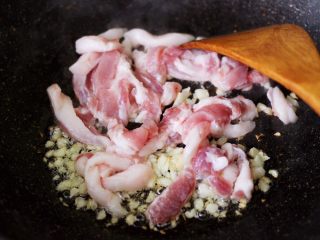4、芦笋炒肉,锅烧热后,倒入花生油,油热后放入切条的猪肉,大火快速翻炒。
