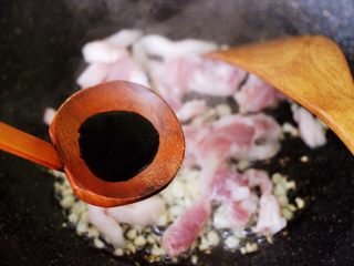 6、芦笋炒肉,再加入生抽调味调色。