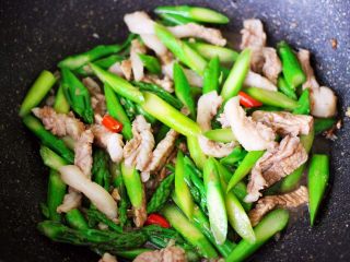 11、芦笋炒肉,大火翻炒均匀即可关火。