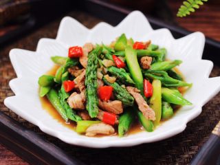 12、芦笋炒肉,好吃又营养的芦笋炒肉就出锅咯,绝对的下饭菜。