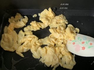 5、家常炒面,定型后炒碎，装出。