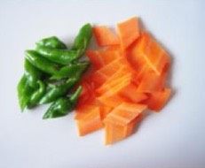 3、【酱香浓郁的酱黄瓜】媲美中华老字号的什锦酱菜,等待黄瓜渗水的时间里可以准备酱菜的其它食材。胡萝卜洗净切成菱形的片，尖椒/辣椒斜刀切成1厘米宽的段，备用。花生可以直接使用用卤水做好的熟花生，也可以自己卤，只要在水里加少许盐、花椒和大料就可以了