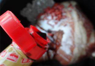 5、冰糖肘子,放入生抽，老抽