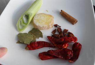 7、冰糖肘子,放入葱姜，干辣椒，八角，桂皮，香叶慢慢炒出香味