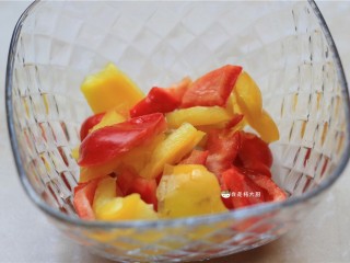 3、捞汁手撕拌菜,彩椒洗净，撕成小块，备用。