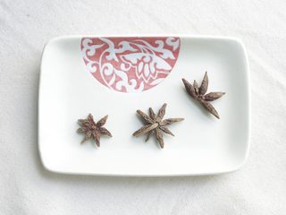 1、可乐鸡翅,八角洗净备用;