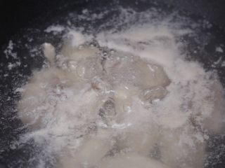 5、可乐鸡翅,烧半锅水,水开放下洗干净的鸡翅焯水,去掉杂质和血,捞起沥干备用;