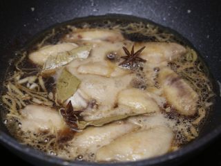 13、可乐鸡翅,盖上锅盖中火焖煮;