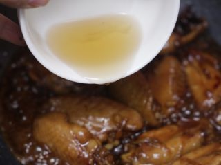 14、可乐鸡翅,起锅前倒一勺客家米酒提香,翻炒3、4下就可出锅;