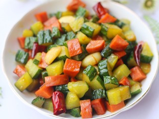 9、好吃到舔盘的黄瓜火腿丁,开胃爽口的黄瓜丁就做好啦。