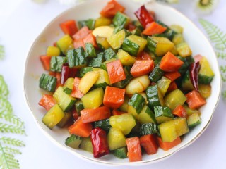 15、好吃到舔盘的黄瓜火腿丁,好吃到停不下来。