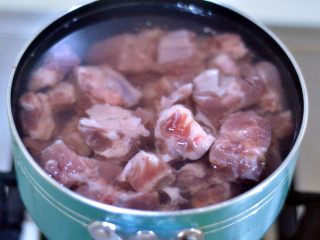 2、香辣干锅排骨,冷水下锅，将排骨焯一下，煮8-10分钟。