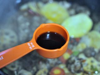 15、香辣干锅排骨, 倒入半勺生抽，大约13ML左右，小火煮一下。