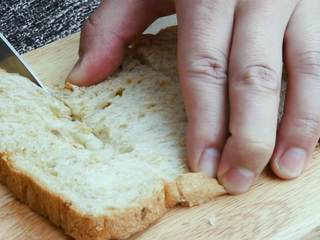 5、黑胡椒鸡肉沙拉—又到了露肉的季节,美味健康的减脂餐了解一下,面包切段