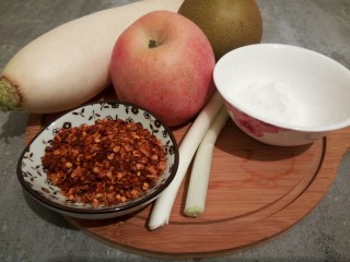 1、香辣萝卜丁,原材料准备，辣椒粉买的是粗颗粒的