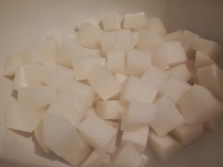 2、香辣萝卜丁,白萝卜去皮，切丁