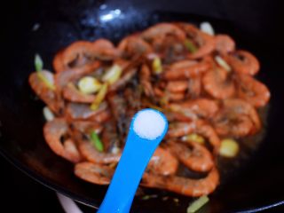 8、红烧虾,加入盐