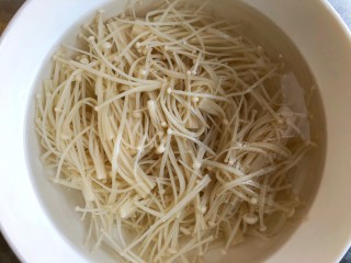 7、金针菇豆腐,过凉水，捞出沥干备用。