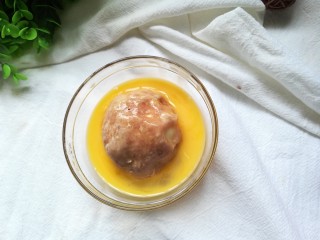 7、苏格兰蛋,将大肉球放入蛋液里，整颗肉球都裹满蛋液