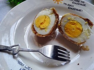 12、苏格兰蛋,对半切开，可以闻到肉糜的香味，还有鸡蛋的香味