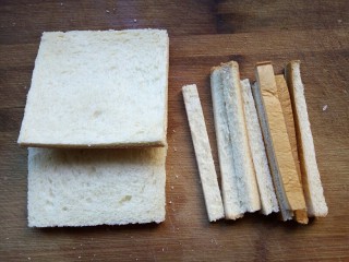 1、火腿西多士,将两片土司切掉四个边。