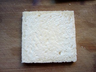 2、火腿西多士,抹上一层沙拉酱。