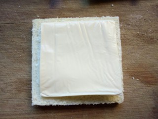 4、火腿西多士,再放一片芝士。