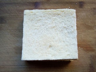 5、火腿西多士,将另一片土司盖上，稍微按一下。