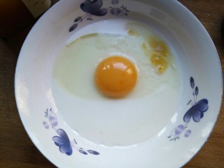 6、火腿西多士,鸡蛋打散，加入牛奶和蜂蜜。