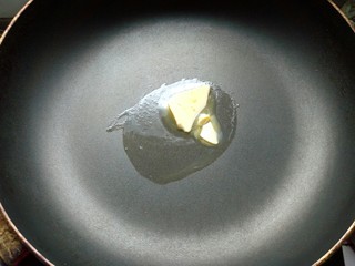 9、火腿西多士,平底锅烧热，倒入黄油。