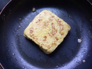 10、火腿西多士,黄油融化后放入西多士，小火进行煎制，每一面都煎金黄。