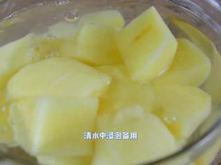 2、红烧排骨炖土豆—这样炖的排骨我能吃一锅,土豆去皮切块，清水中浸泡备用。