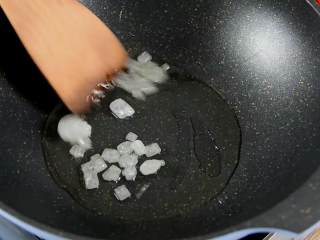 3、红烧排骨炖土豆—这样炖的排骨我能吃一锅,热锅冷油，下冰糖，小火慢慢炒出糖色。