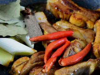 5、红烧排骨炖土豆—这样炖的排骨我能吃一锅,加入大葱、八角、桂皮、香叶、小米椒，炒出香味。