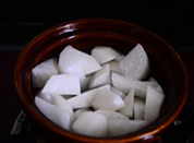 9、萝卜烧肉,另取一个砂锅注入水，放入萝卜块烧开。