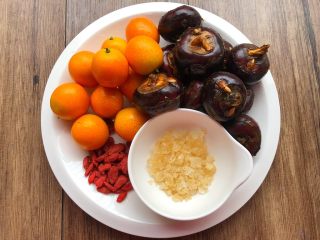 1、荸荠金桔糖水,首先把食材准备好,金桔、荸荠、枸杞、冰糖。